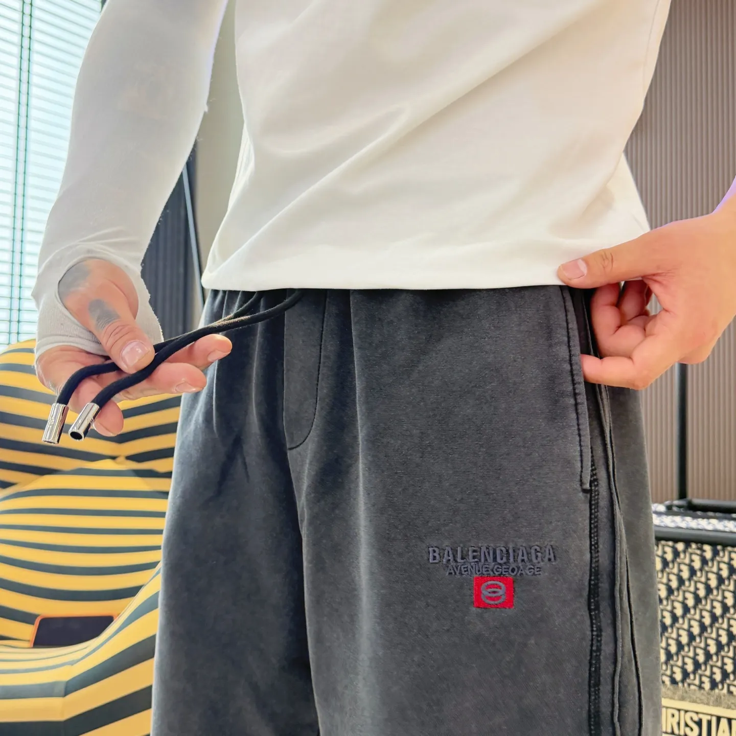 Balenciaga's three-standard complete 2026 summer New Arrival men's casual shorts, advanced custom-made Breathable fabric, Breathable fabric, extremely stretchy and comfortable, impeccable details, top-grade accessories, original logo design concept, delicate and soft feel! The upper body fit is awesome! Size: M-XXXL Please state your height and weight when ordering
